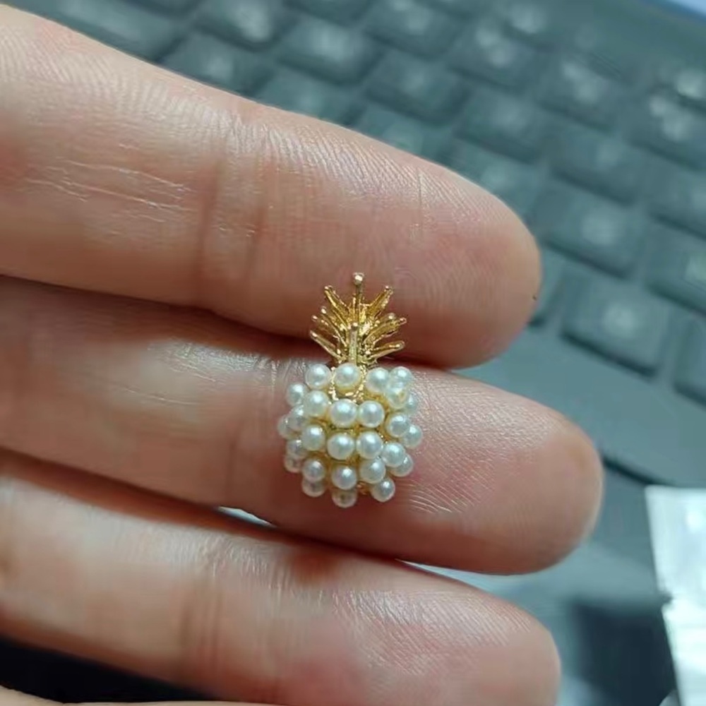 NWT Faux pearl pineapple stud earring. ππ - Picture 2 of 4